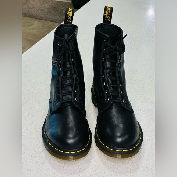 Dr. Martens Black Smooth Leather 8 Eye Lace-Up Boots Women’s 10 US Like New - Picture 6 of 9